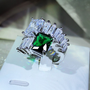 Joyería Fina KYRA01598, Anillo Ajustable para Mujer con Circonita Verde Brillante Geométrica y Cristal, Joyería de Fiesta - Product Image 5