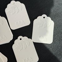 Étiquettes volantes personnalisées pour vêtements, étiquettes suspendues avec logo sur mesure, formes personnalisées, estampage à chaud doré pour jeans et vêtements
