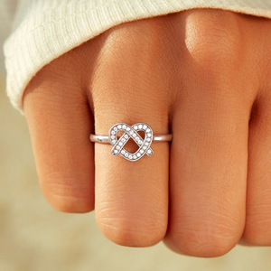 Anello a Doppio Cuore per Donne, Gioiello Minimalista Elegante e Chic, Regolabile, per Uso Quotidiano, Anello Statement Carino - Product Image 1