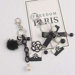 Porte-clés élégant camélia noir et blanc, breloque de sac classique avec perles et chaîne, <span class=keywords><strong>pompon</strong></span> en fausse fourrure, cadeau pour femme - Product Image 3