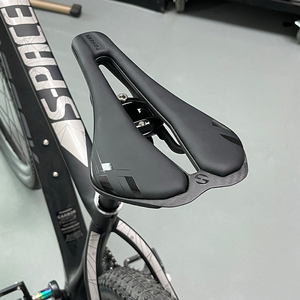 Selle de vélo personnalisée en fibre de carbone imprimée en 3D - Légère et confortable pour les vélos de route, personnalisable OEM ODM - Product Image 5