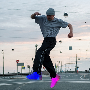 Zapatillas deportivas de fibra óptica con luz LED recargable por USB, deportivas blancas que brillan por la noche para regalo de fiesta - Product Image 3