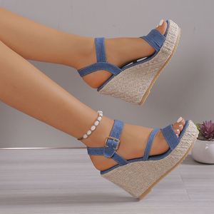 Sandalias de cuña con tiras para mujer, estilo europeo y americano, tallas grandes, con suela gruesa, plataforma impermeable y tacón alto. - Product Image 4