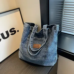 Büyük kapasiteli kadın Denim alışveriş çantası yeni tasarlanmış moda kabartmalı taşınabilir Denim omuzdan askili çanta - Product Image 6