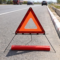 Crée rapidement une zone de sécurité autour de votre véhicule, vous offrant ainsi de l'espace pour changer une roue ou attendre l'aide, triangle de signalisation