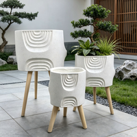 3 Ukuran Set Pot Tanaman Lantai dari Serat Tanah Liat Bertekstur dengan Dudukan Tripod Kayu, Pot Bunga Dekoratif untuk Desain Interior