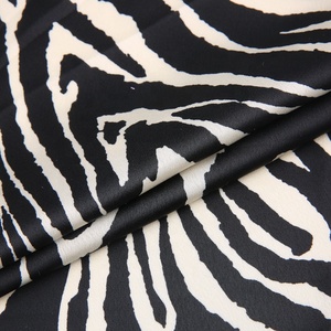 100% <span class=keywords><strong>Polyester</strong></span> Dệt Đồng Bằng Xù In Raso Satin Vải Mềm Động Vật Ngựa Vằn In Vải Cho Quần Áo - Product Image 4