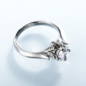 Anello F692 in Oro Bianco con Diamante Taglio Brillante Rotondo, Diamante Naturale, Gioiello da Donna per Fidanzamento, Colore G, Pietre Laterali - Product Image 5