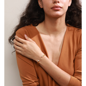 JINYOU 822 Brazalete Clásico Minimalista al por Mayor con Dos Circonitas Cúbicas Brazalete Abierto de Acero Inoxidable Chapado en Oro - Product Image 4