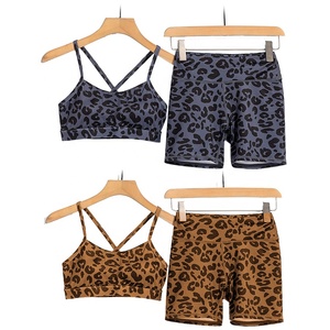Ensemble jogging deux pièces pour femmes, logo personnalisé, <span class=keywords><strong>survêtement</strong></span> de <span class=keywords><strong>sport</strong></span> pour femmes, col asymétrique, décoration en dentelle, short de <span class=keywords><strong>sport</strong></span> - Product Image 3