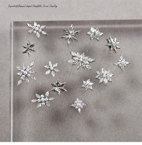 5 ชิ้น จี้ตกแต่งเล็บรูปเกล็ดหิมะประดับเพชรประกายระยิบระยับสำหรับตกแต่งเล็บในฤดูหนาว - Product Image 6