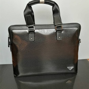 Bolso de Mano de Cuero de Alta Calidad con Diseño Personalizado, Dos Correas y Cierre de Cremallera - Product Image 2