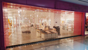 Porta Avvolgibile Automatica in Policarbonato Trasparente, Griglia di Sicurezza Crystal Vision per Negozi e Showroom - Product Image 3