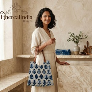 Sac fourre-tout bleu floral indigo en coton et jute imprimé au bloc, fait main, pour le quotidien et le marché - Product Image 2