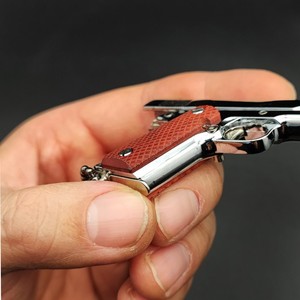Llavero de metal con diseño de pistola 1911, modelo de pistola en miniatura, llavero de juguete con empuñadura de madera realista de 7.5 cm, llavero dorado, escala 1:3 - Product Image 1
