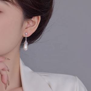 Boucles d'oreilles longues tendance pour femme en laiton plaqué or, motif géométrique, imitation perle, style français luxueux et élégant, en verre trempé - Product Image 6