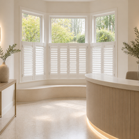 Volets de plantation mi-hauteur pour baies vitrées avec persiennes réglables pour des intérieurs lumineux et privés