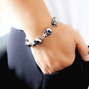 Bracelet crâne yunnique en acier titane, bijoux de style punk unisexe pour hommes et femmes - Product Image 1