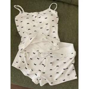 Pijama de Verano para Mujer, Camisola y Pantalones Cortos, Simple, Cómodo, <span class=keywords><strong>con</strong></span> Relleno en el Pecho, Hecho de Seda de Hielo Texturizada - Product Image 4