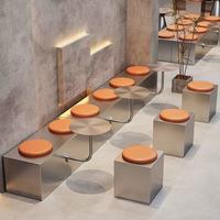 Ensemble de mobilier commercial et industriel pour restaurant : table à manger, chaises, banquette et table en acier inoxydable au design moderne et minimaliste