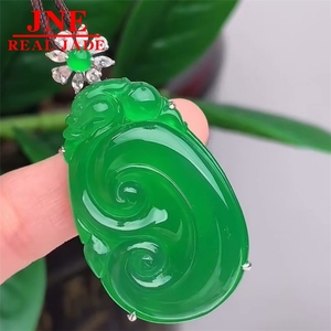 Colgante de <span class=keywords><strong>Jade</strong></span> Natural de Myanmar Tipo A con <span class=keywords><strong>Oro</strong></span> de 18K e Incrustaciones de Diamantes, Verde Intenso como Hielo, Amuleto de la Suerte, Delicado y Elegante - Product Image 1