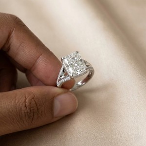 แหวนเพชรแพลตตินั่มแฟชั่นสำหรับผู้หญิง เครื่องประดับหรูหรา ดีไซน์คลาสสิกทันสมัย เหมาะสำหรับงานหมั้นและสวมใส่ในชีวิตประจำวัน - Product Image 6