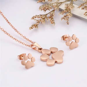 Juego de Joyería con Pendientes de Acero Inoxidable con Huellas de Animales (Perro/Gato) y Collar Chapado en Oro - Product Image 4
