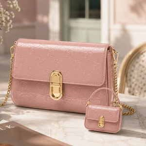 Borsa a Tracolla con Motivi per Donne, Grande Chiusura Ovale Dorata, Borsa in Pelle Lucida Goffrata con Mini Charm, Cinque Colori - Product Image 3