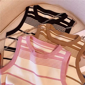 Chaleco de punto corto sin mangas a rayas estilo vintage para mujer al por mayor - Product Image 2