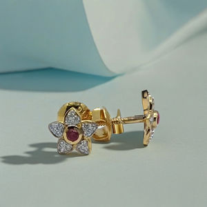 Elegantes Pendientes de Flor de Oro de 22K con Pétalos de Diamantes y Centro de Piedra Roja, Joyería Estilosa para Mujer, Uso Diario - Product Image 2