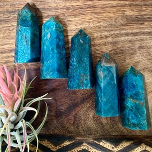 ขายส่งแท่งหินอะพาไทต์สีน้ำเงินขัดเงา รูปทรงโอเบลิสก์ หินธรรมชาติสำหรับงานคริสตัลบำบัด - Product Image 3