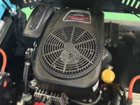 Tondeuse à gazon autotractée sans fil de 700 mm avec lames oscillantes parallèles, système de levage de plateau à distance, et système d'entraînement à essence – Stock disponible