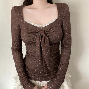 Camiseta de manga larga para mujer, blusa elástica de punto con estampado de lunares marrones, plisada y con lazo frontal, estilo dulce y lindo, ajuste ceñido, la más vendida del verano - Product Image 2