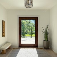 Porte d'entrée pivotante en bois massif avec impostes latérales, design personnalisé insonorisé pour villa