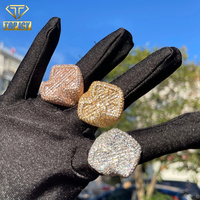 Hip-Hop Messing-Ring mit Runden und Baguette-Zirkonia-Steinen, T-Kreuz-Design, Echtvergoldet, Voll Besetzt mit Zirkonia, Breiter Bling-Fingerring, Schmuckstück