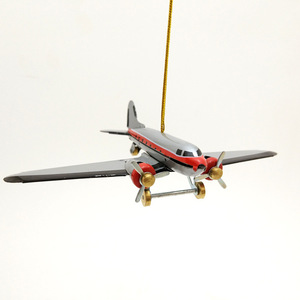 Pendentif de Noël en étain vintage en forme d'avion, ornement rétro pour décoration d'arbre, breloque de sac, porte-clés et cadeau de fêtes - Product Image 5