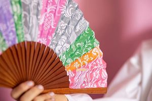 Ventilador de mano plegable de madera tallada de 23 cm, con decoración floral, color personalizado, regalo artesanal, promoción, superventas - Product Image 5