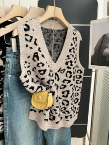 Chaleco de punto con estampado de leopardo y cuello en V para mujer, suelto, sin mangas, estilo vintage, suave, para capas informales, venta al por mayor - Product Image 3