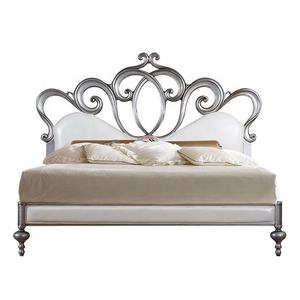 Lit de princesse romantique en bois massif sculpté à la française - Product Image 1