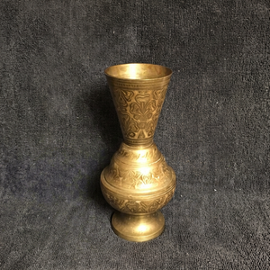 Vase à fleurs vintage en laiton, sculpté à la main, pot en laiton gravé floral, urne décorative, vases artisanaux en laiton doré pour un style moderne - Product Image 1