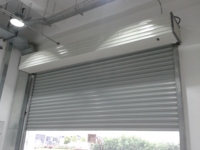 Porte de sécurité extérieure automatique moderne en aluminium résistante au vent pour supermarché