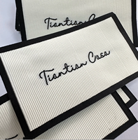 Étiquettes tissées personnalisées en relief pour vêtements, étiquettes de cou haute densité, vente en gros directe d'usine, logo personnalisé OEM, MOQ 65