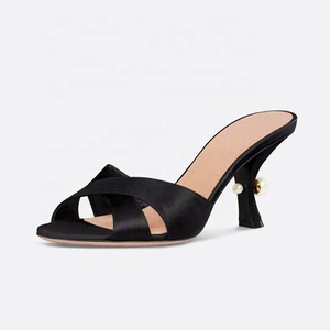 Mules d'été pour femmes à talons fins, ornées de perles, à bout ouvert, à brides croisées en satin, coupe large - Product Image 5