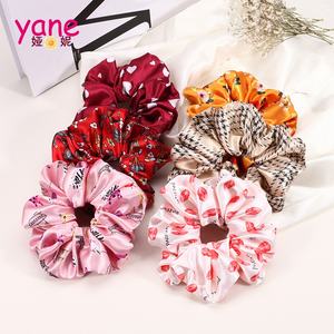 Übergroße Haarbänder oder XXL-Haargummis aus Satinmaterial mit 18 cm Durchmesser und individuellen Mustern für Frauen - Product Image 1