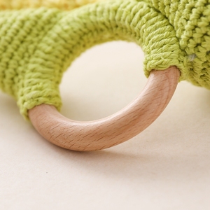 PSZ1445 Sonajero de Dinosaurio Adorable con Mango de Madera, Juguete Mordedor Suave Hecho a Mano, Sonajero Unisex para Bebé, Tejido a Crochet, Certificado LFGB, 0-24 Meses - Product Image 4