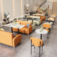 Maßgefertigtes modernes Restaurant-Sitzgruppen-Set mit Steinplatte, goldener Restauranttisch und Stühlen, Restaurantsofa für Café und Coffeeshop