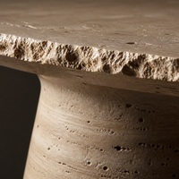 Table à manger ronde en travertin beige, base en pierre massif conique, table en travertin naturel de luxe pour la salle à manger d'une maison moderne ou d'une villa