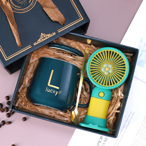 Taza de Cerámica Rosa con Logotipo Personalizado 2026, Set de Regalo con Ventilador Portátil, Letra L Personalizada, Regalo Moderno para el Día de la Madre - Product Image 5