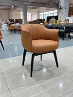 Fauteuil minimaliste de style italien avec accoudoirs et pieds en bois massif ; Chaise de salle à manger individuelle avec dossier, idéale pour les salons et les modèles de maisons.