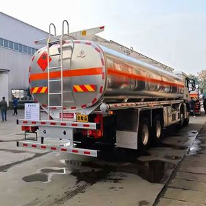 Camion-citerne de transport de carburant essence et diesel Sinotruck personnalisé en usine, en vente - Product Image 4